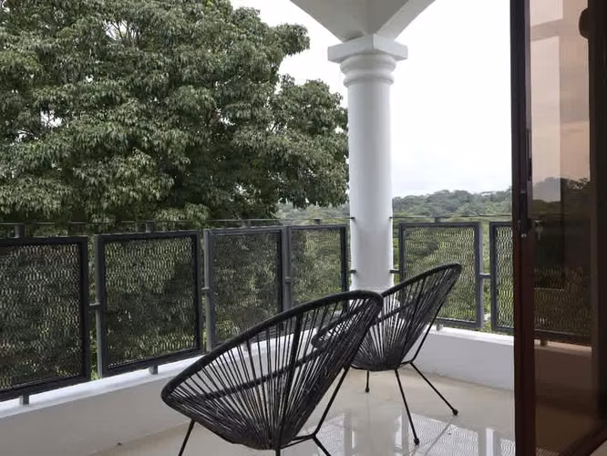 Villa Blanca – Propiedad de lujo de 2 niveles entre montaña y mar 3.5 habitaciones piscina terreno grandeid24944