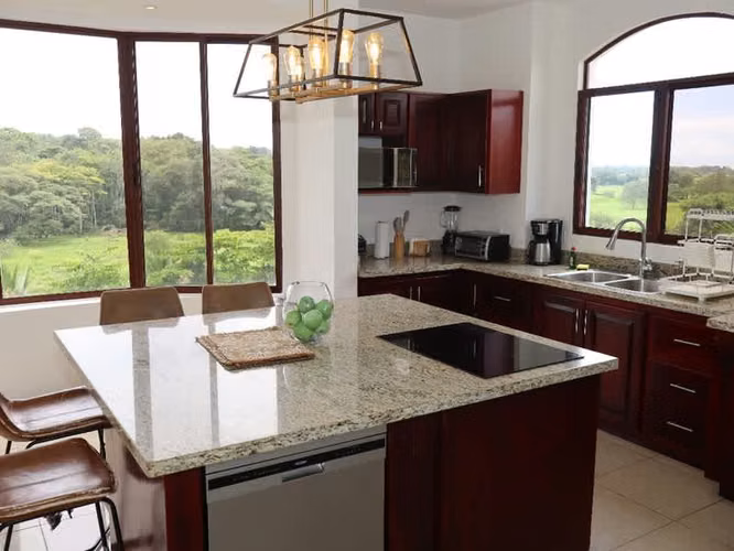 Villa Blanca – Propiedad de lujo de 2 niveles entre montaña y mar 3.5 habitaciones piscina terreno grandeid24944