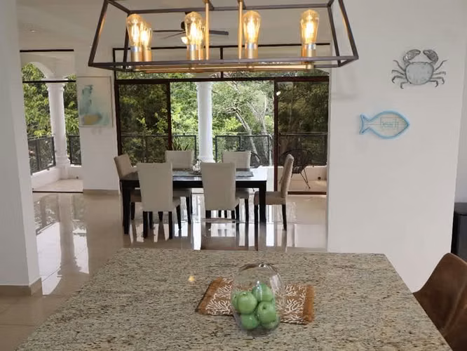 Villa Blanca – Propiedad de lujo de 2 niveles entre montaña y mar 3.5 habitaciones piscina terreno grandeid24944