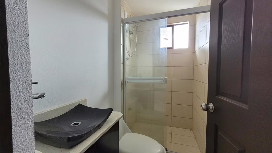 Alquiler Apto en Condominio piso 6 cerca Rotonda de San Sebastián