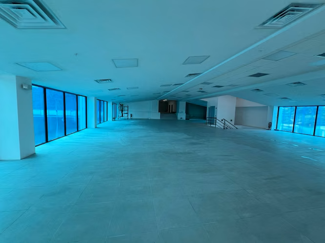 $25/m² | Local de 1575m² con 42 estacionamientos, todo nuevo, Escazú
