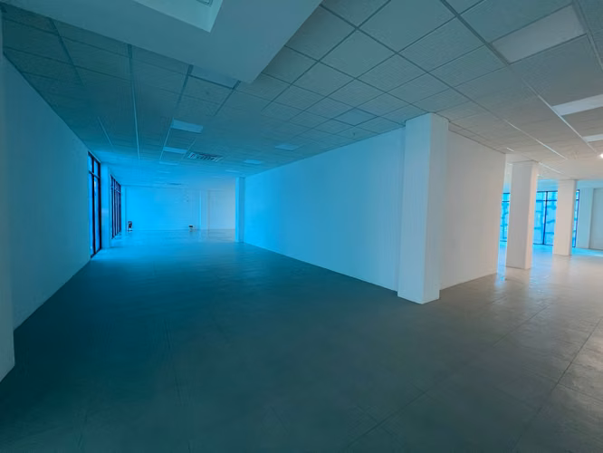 $25/m² | Local de 1575m² con 42 estacionamientos, todo nuevo, Escazú