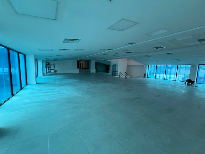 $25/m² | Local de 1575m² con 42 estacionamientos, todo nuevo, Escazú