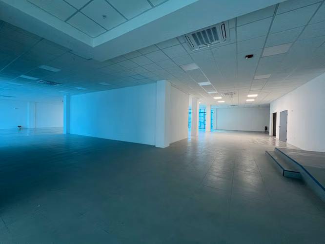 $25/m² | Local de 1575m² con 42 estacionamientos, todo nuevo, Escazú