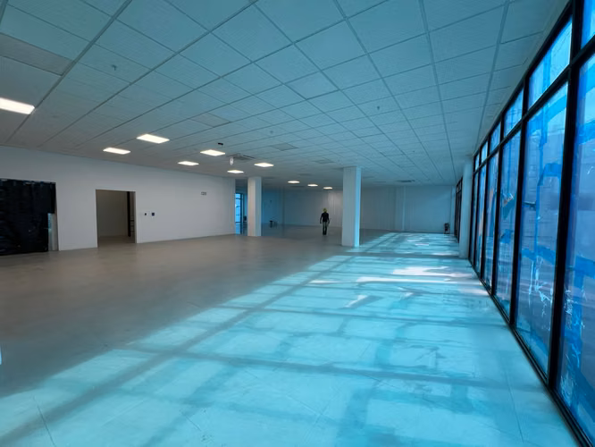 $25/m² | Local de 1575m² con 42 estacionamientos, todo nuevo, Escazú