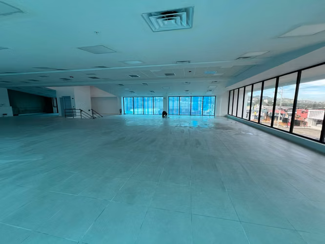 $25/m² | Local de 1575m² con 42 estacionamientos, todo nuevo, Escazú