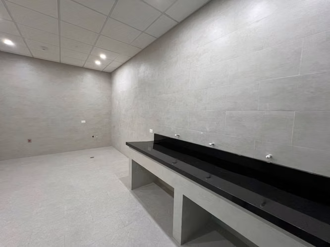 $25/m² | Local de 1575m² con 42 estacionamientos, todo nuevo, Escazú