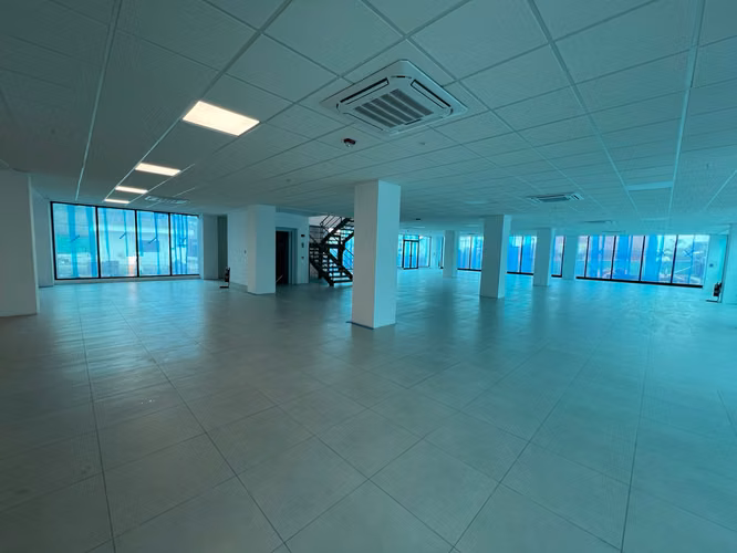 $25/m² | Local de 1575m² con 42 estacionamientos, todo nuevo, Escazú