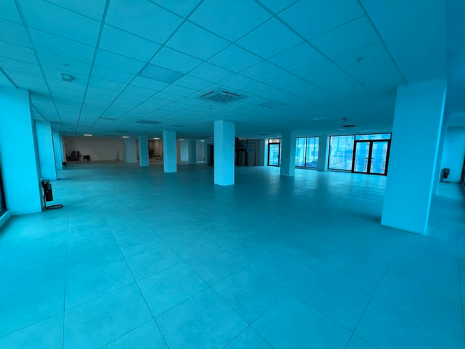 $25/m² | Local de 1575m² con 42 estacionamientos, todo nuevo, Escazú