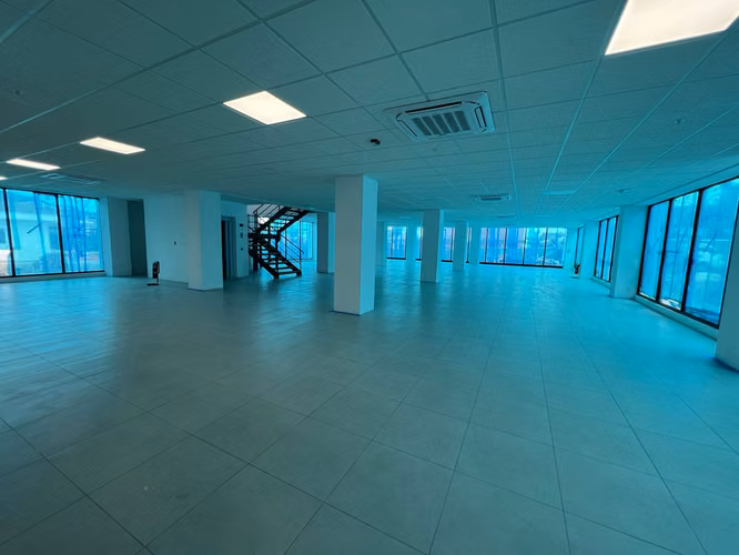 $25/m² | Local de 1575m² con 42 estacionamientos, todo nuevo, Escazú