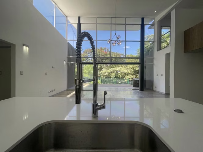 En Venta Casa Moderna de 3 Habitaciones con Amplio Terreno en Piedades, Santa Ana 19755 - Imagen 19