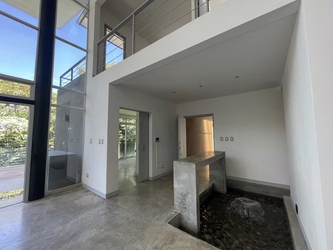 En Venta Casa Moderna de 3 Habitaciones con Amplio Terreno en Piedades, Santa Ana 19755 - Imagen 7