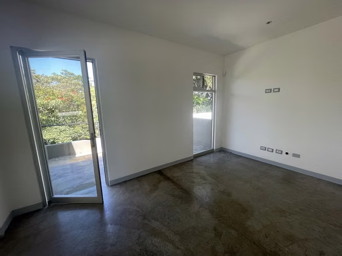 En Venta Casa Moderna de 3 Habitaciones con Amplio Terreno en Piedades, Santa Ana 19755 - Imagen 17