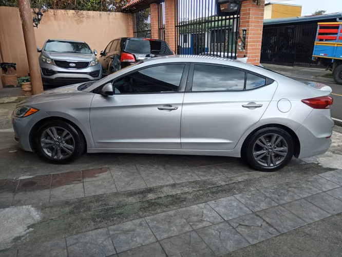 HYUNDAI ELANTRA GLS