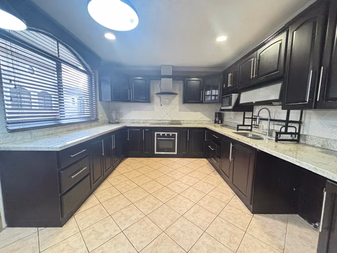 Se Vende Amplia y Hermosa Casa en Condominio Pinares