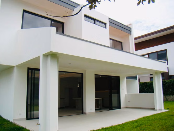 VENTA DE CASA EN CONDOMINIO, RIO ORO SANTA ANA*