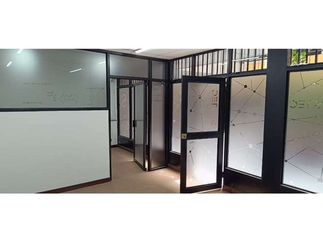 Oportunidad! Oficinas para empresas medianas y pequeñas en La Sabana - Imagen 8