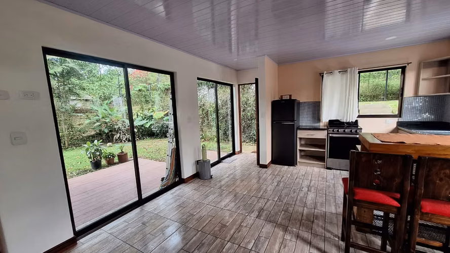 Casa amplia con jardín, tranquila y segura