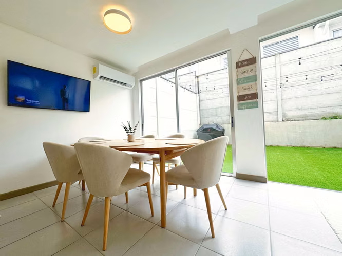 VENTA DE CASA AMUEBLADA. RECIEN REBAJADA EN CONDOMINIO BLUE