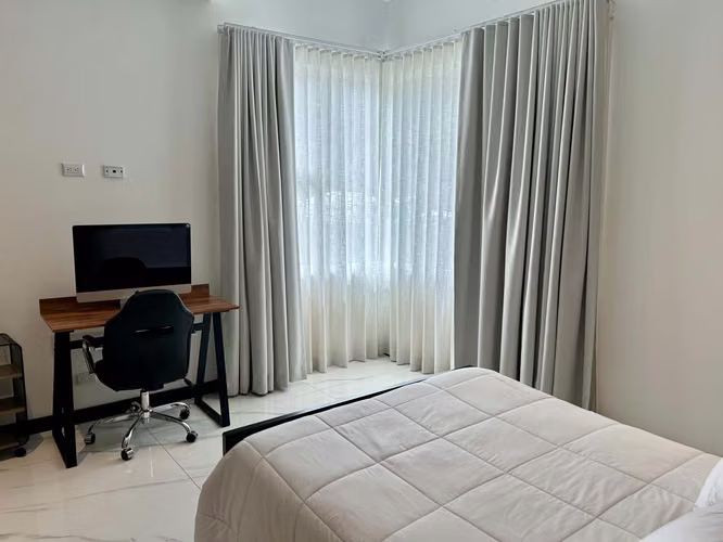 Se alquila casa moderna en Guachipelín con hermosa vista y jardín