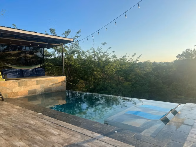 Propiedad Turnkey con Dos Casas y Piscina Infinity – $595,000 USD