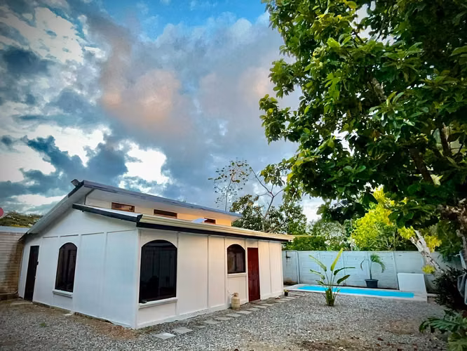 Venta de Casa Totalmente Equipada con Piscina Cerca de las Mejores Playas