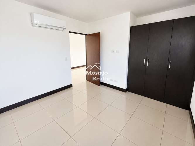 Alquiler de casa esquinera, linea blanca, 3 niveles, Parques del Sol, Santa Ana