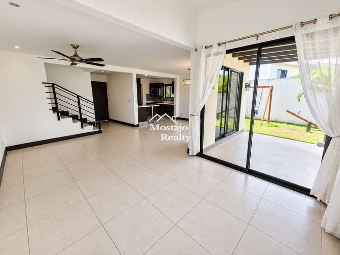 Alquiler de casa esquinera, linea blanca, 3 niveles, Parques del Sol, Santa Ana