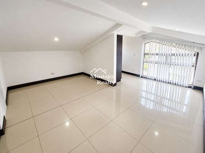 Alquiler de casa esquinera, linea blanca, 3 niveles, Parques del Sol, Santa Ana