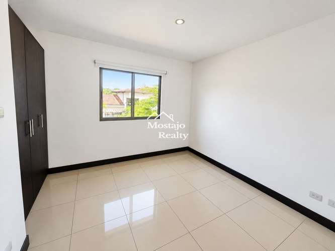 Alquiler de casa esquinera, linea blanca, 3 niveles, Parques del Sol, Santa Ana