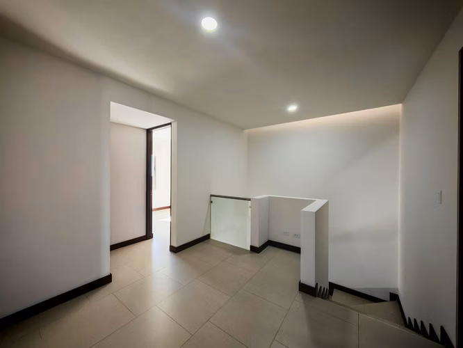 CASA MODERNA CON 3 HABITACIONES EN ESCAZÚ - Imagen 11