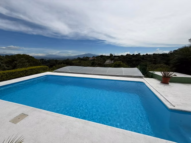 Casa de dos habitaciones con piscina y lote extra en Atenas