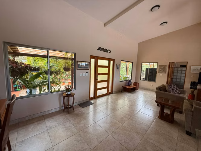 Casa de dos habitaciones con piscina y lote extra en Atenas