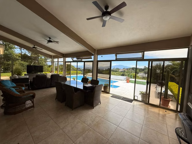 Casa de dos habitaciones con piscina y lote extra en Atenas