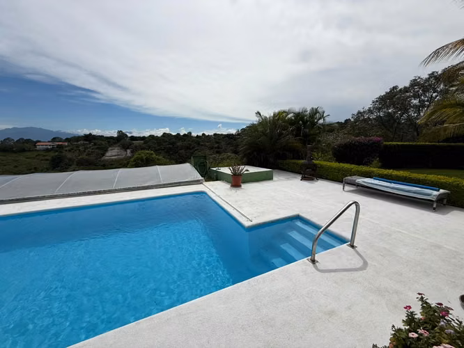 Casa de dos habitaciones con piscina y lote extra en Atenas