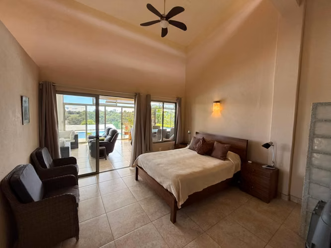 Casa de dos habitaciones con piscina y lote extra en Atenas