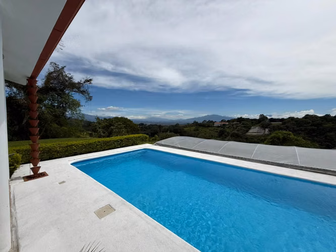 Casa de dos habitaciones con piscina y lote extra en Atenas