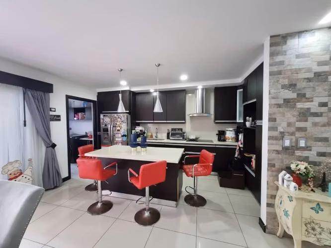 CASA EN VENTA EN SANTA ANA, POR LA CRUZ  CRUZ ROJA, ZONA ESTRETGICA