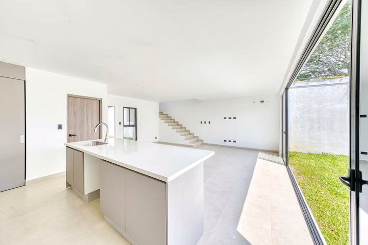 Casa para Estrenar en Condominio Naia en Guachipelín de Escazú 3 Habitaciones y Estudio noj1207jb