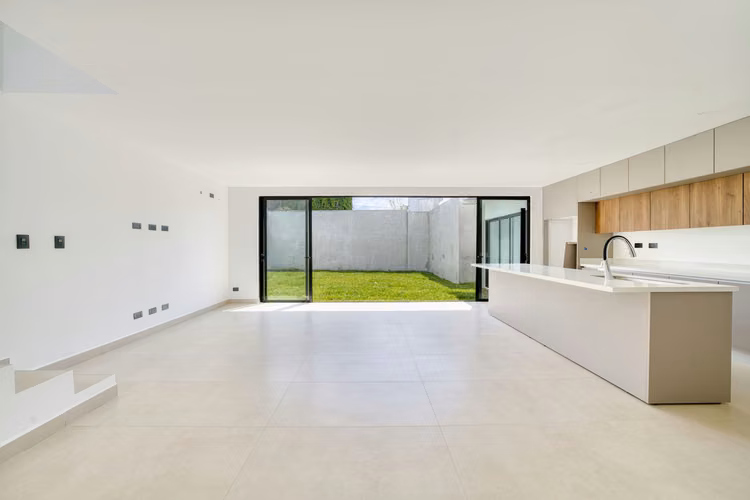 Casa para Estrenar en Condominio Naia en Guachipelín de Escazú 3 Habitaciones y Estudio noj1207jb