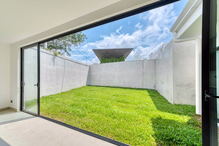 Casa para Estrenar en Condominio Naia en Guachipelín de Escazú 3 Habitaciones y Estudio noj1207jb