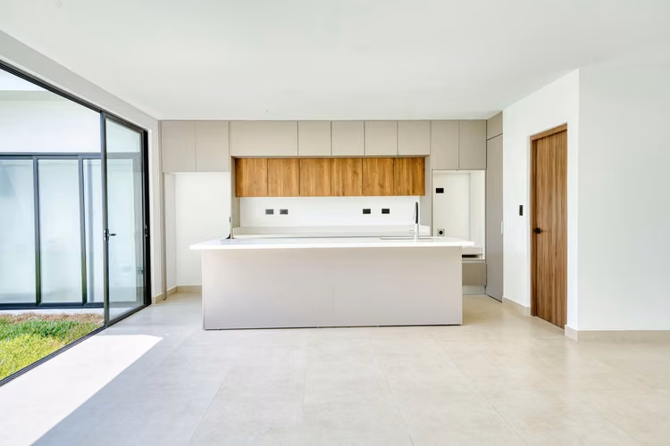 Casa para Estrenar en Condominio Naia en Guachipelín de Escazú 3 Habitaciones y Estudio noj1207jb