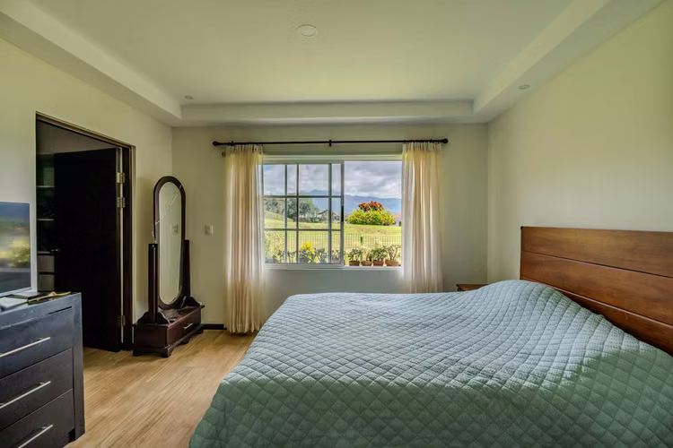 Casa en venta en La Guácima | Moderna, 4 habitaciones, lote amplio – US$390.000