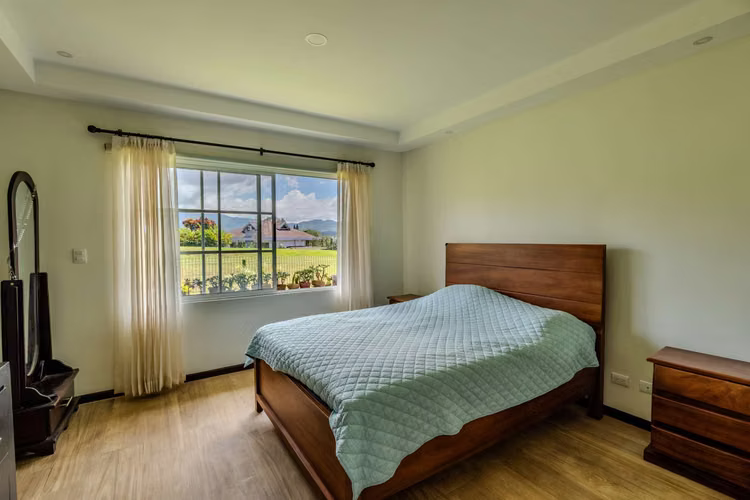 Casa en venta en La Guácima | Moderna, 4 habitaciones, lote amplio – US$390.000