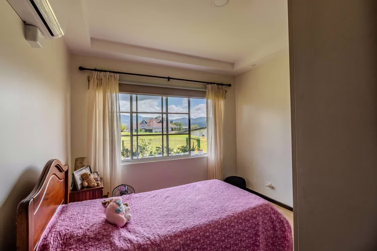 Casa en venta en La Guácima | Moderna, 4 habitaciones, lote amplio – US$390.000