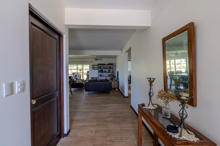Casa en venta en La Guácima | Moderna, 4 habitaciones, lote amplio – US$390.000