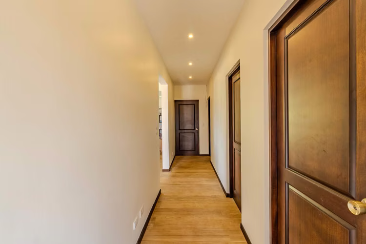 Casa en venta en La Guácima | Moderna, 4 habitaciones, lote amplio – US$390.000