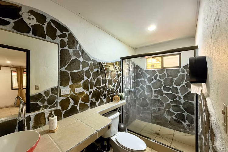 Venta de casa hostel c/piscina y gimnasio, Jacó, Garabito. (MV)