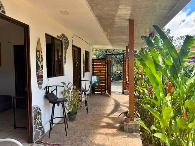 Venta de casa hostel c/piscina y gimnasio, Jacó, Garabito. (MV)