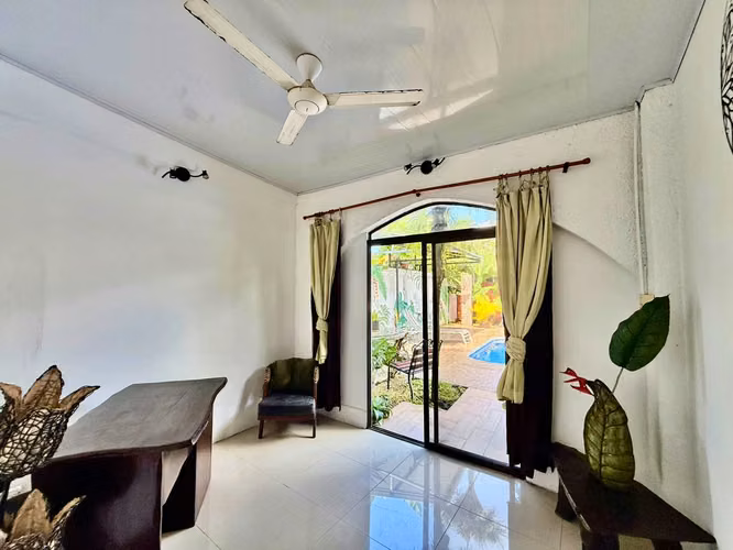 Venta de casa hostel c/piscina y gimnasio, Jacó, Garabito. (MV)